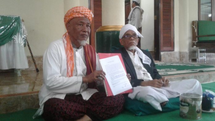 TUNJUKKAN: Rais Syuriah PCNU Lombok Tengah, TGH Ma’arif Makmun Diranse didampingi Rais Syuriah PWNU NTB, TGH Lalu Muhammad Turmudzi Badaruddin menunjukkan surat penolakan perubahan nama BIL di Ponpes Qamarul Huda, Desa Bagu, Kecamatan Pringgarata, Minggu