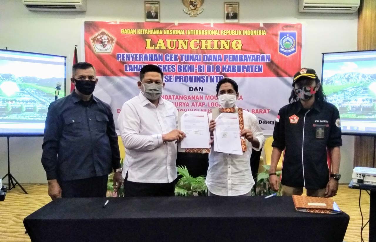 LAUNCHING: Ketua Presidium BKNI-RI Tri Harsono (dua dari kiri) saat melakukan launching penyerahan cek tunai dana pembayaran lahan faskes BKNI-RI di 8 kabupaten se-Provinsi NTB di Hotel Aston Mataram, Sabtu (5/12/2020) lalu.