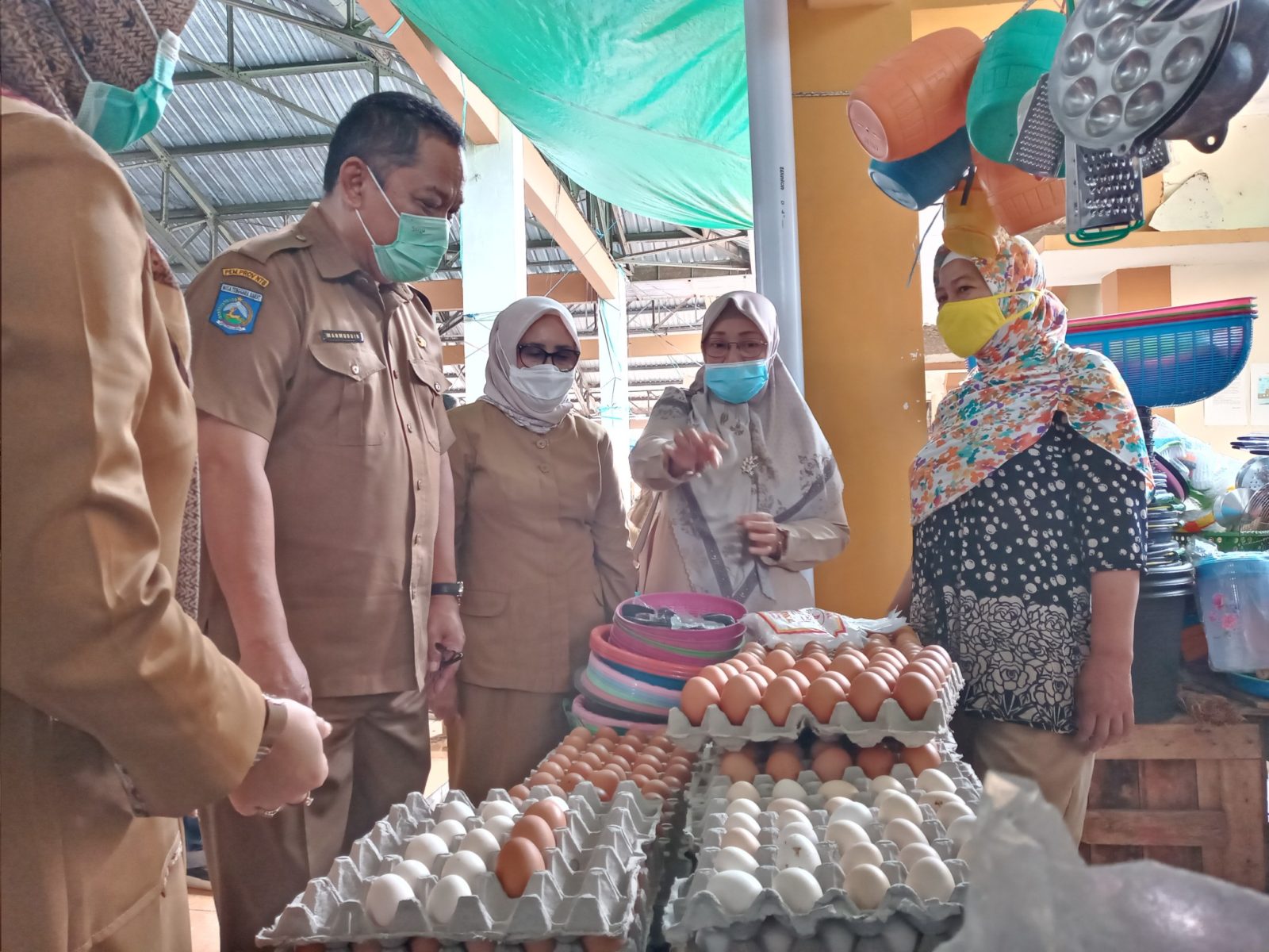 BELUM BISA DIKENDALIKAN: Tim Pengendalian Inflasi Daerah Kota Mataram mengecek harga bahan pokok di Pasar Mandalika, Selasa (29/12). (rojai/lombok post)