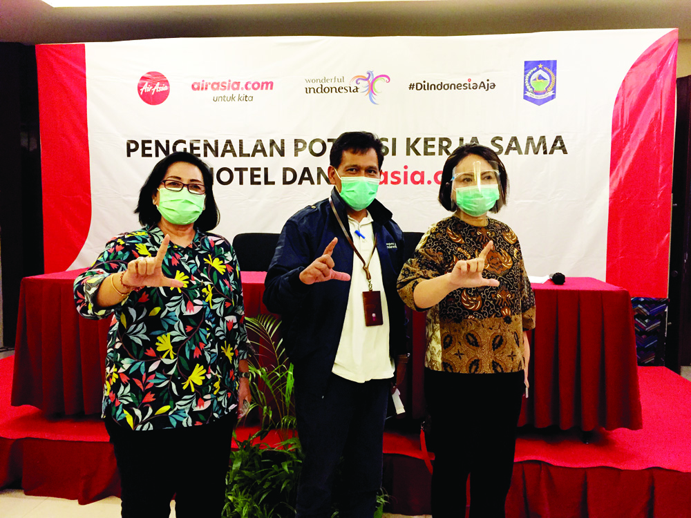 L FOR LOMBOK : (Kanan ke kiri) Direktur Utama AirAsia Indonesia Veranita Yosephine Sinaga bersama Kepala Dinas Pariwisata NTB Lalu Mohammad Faozal dan Ketua PHRI NTB Ni Ketut Wolini, di Mataram, Rabu (2/12/2020).