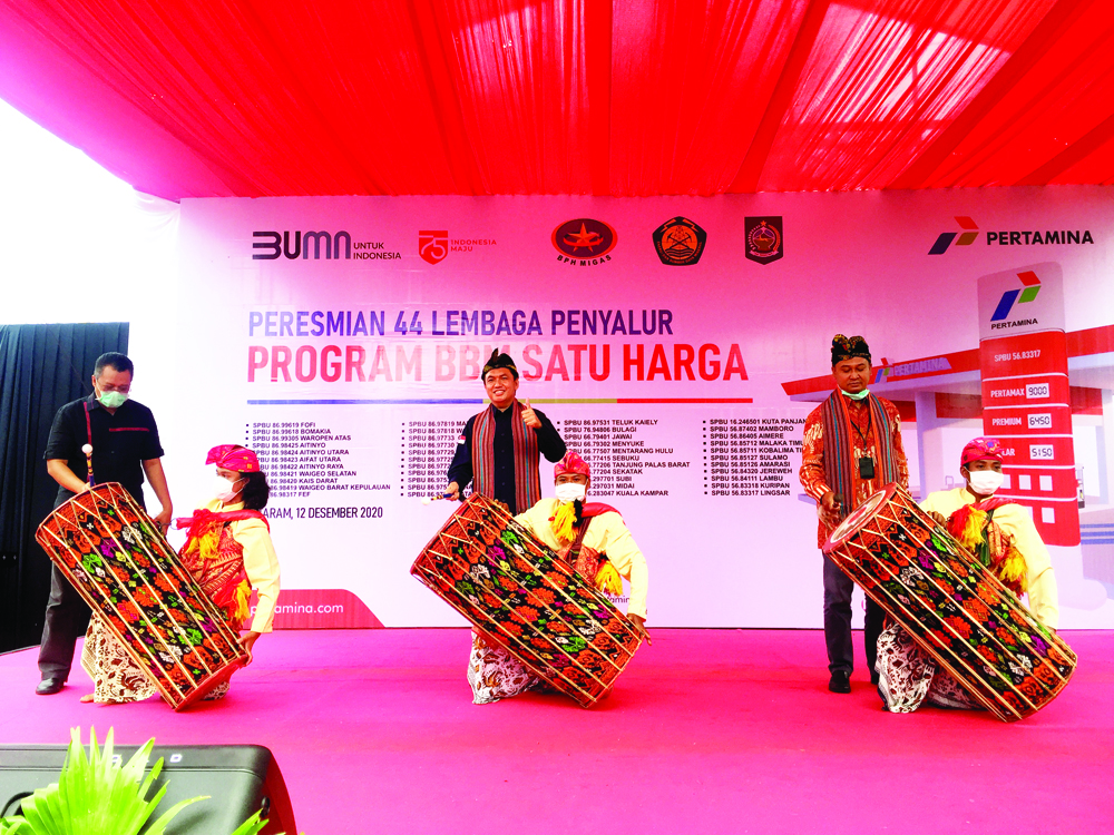 RESMI: Kiri ke kanan; Gubernur NTB H Zulkieflimansyah, Kepala BPH Migas RI M Fahrullah Asa, dan Direktur Utama PT Pertamina Patra Niaga Subholding Commercial & Trading Mas’ud Khamid memukul gendang beleq sebagai simbol peresmian 44 Penyalur BBM Satu Harga