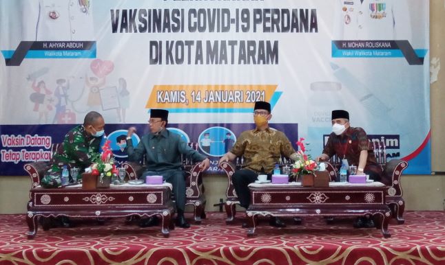 BERSANDING TAPI BERSAING: Wali Kota Mataram H Ahyar Abduh (dua dari kiri) dan Wakil Wali Kota Mataram (tiga dari kiri) saat menghadiri acara vaksinasi perdana Kamis (14/1) lalu. (TONI/LOMBOK POST)