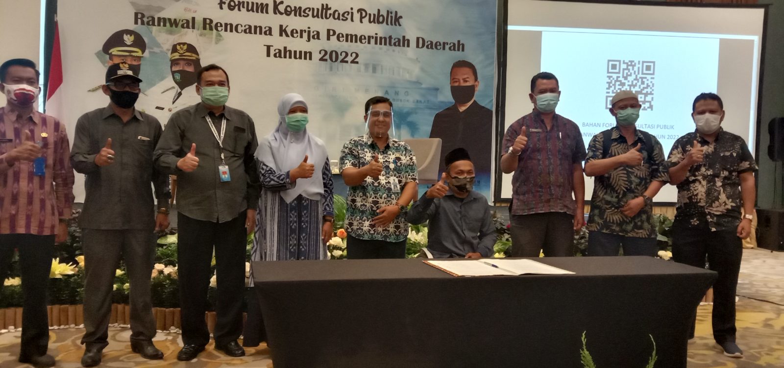 KONSULTASI PUBLIK: Kepala Bappeda Lombok Barat H Ahmad Saikhu (tiga dari kanan) bersama sejumlah undangan dalam Forum Konsultasi Publik Ranwal Rencana Kerja Pemerintah Daerah Tahun 2022 di Aruna Hotel Senggigi, Kamis (21/1). (dewi/lombok post)