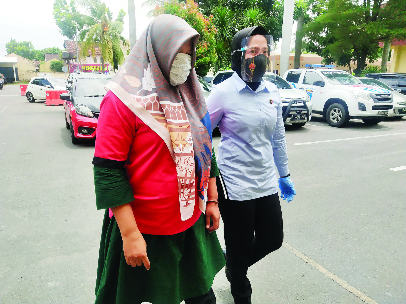 ALASAN KEBUTUHAN BIOLOGIS: Tersangka pencabulan anak kandung berinisial NHJ digiring ke ruang penyidik Subdit IV Ditreskrimum Polda NTB, Kamis (28/1).  (harli/Lombok post)