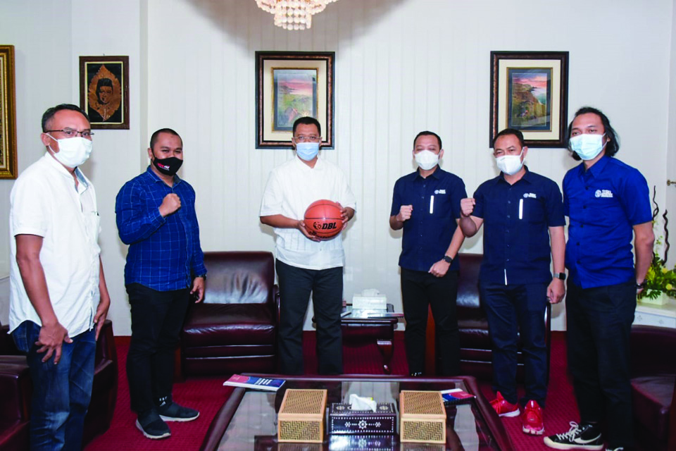 LAMPU HIJAU: Gubernur NTB Dr Zulkieflimansyah (memegang bola) saat menerima tim PT DBL Indonesia di ruang kerjanya. (lombok post)