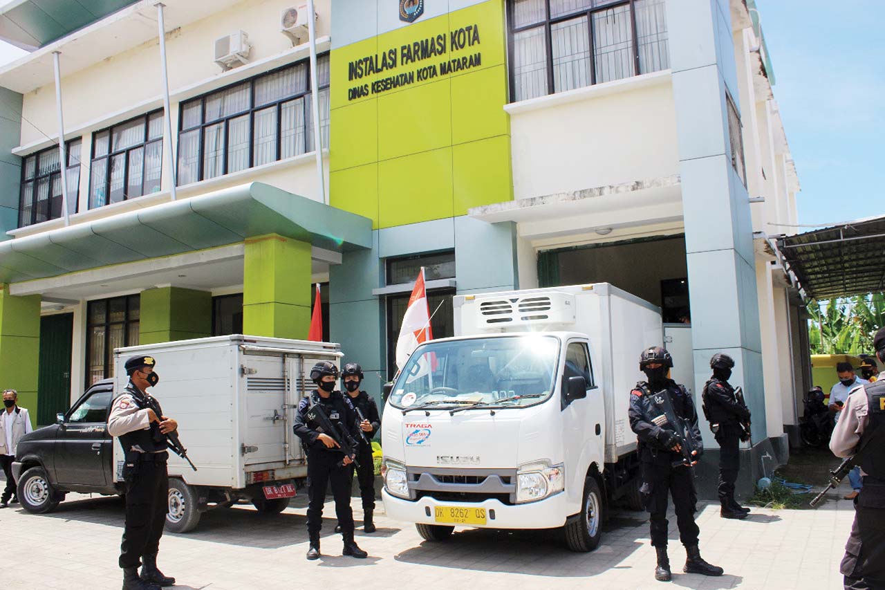 DISIMPAN: Ribuan vial vaksin Sinovac yang didistribusikan Dinas Kesehatan Provinsi NTB disimpan Dinas Kesehatan Kota Mataram di Gedung Instalasi Farmasi, Rabu (13/1/2021).