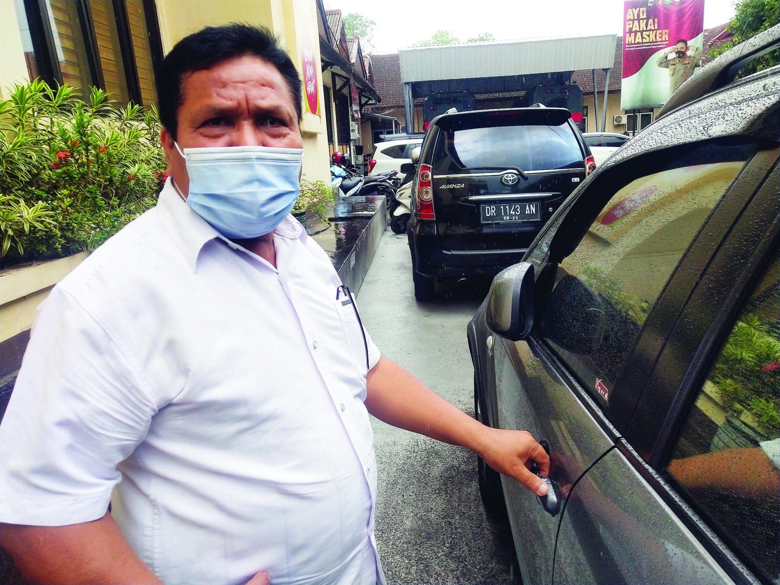 BERI KETERANGAN: Mantan Kadinsos Lotim Ahmat naik ke mobilnya usai diperiksa penyelidik Ditreskrimsus Polda NTB, Kamis  (14/1). (harli/lombok post)