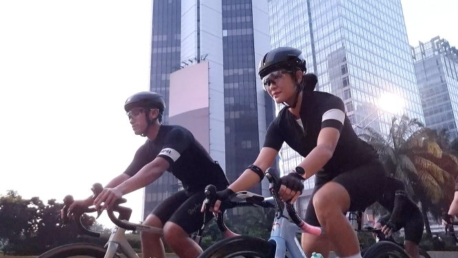 Dian Sastrowardoyo bersama para couple riders di komunitas sepeda VeloSunday melakukan epic couple riding seputar Kota Jakarta beberapa waktu lalu.