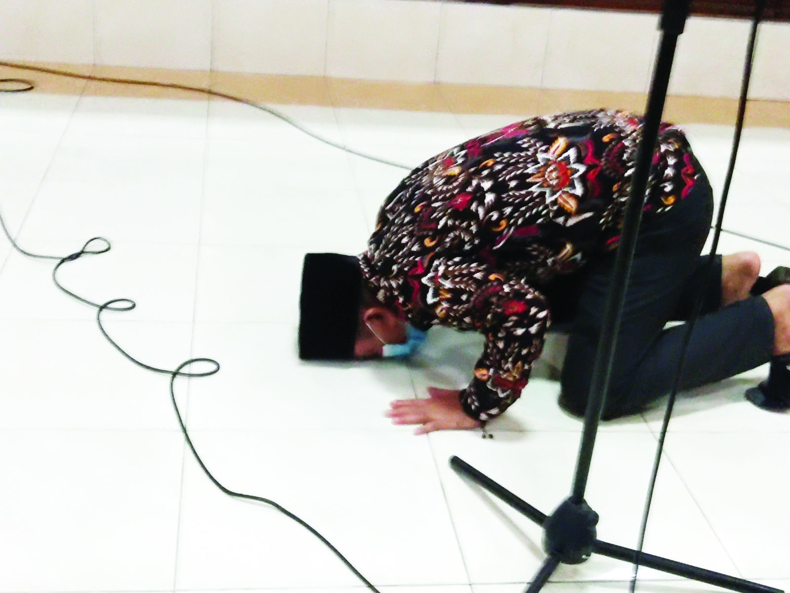 BERSYUKUR: Terdakwa pungli dana BLT Covid-19 Ahmad Muttakin sujud syukur setelah divonis bebas majelis hakim PN Tipikor Mataram, Selasa (5/1). (harli/lombok post)