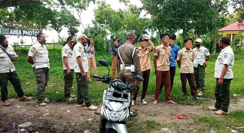 JANGAN BOLOS LAGI: Beberapa pelajar tingkat SMA/SMK di Praya saat mendapatkan peringatan keras dari personel Satpol PP Loteng, Jumat (22/1). (Foto: Dedi/Lombok Post)