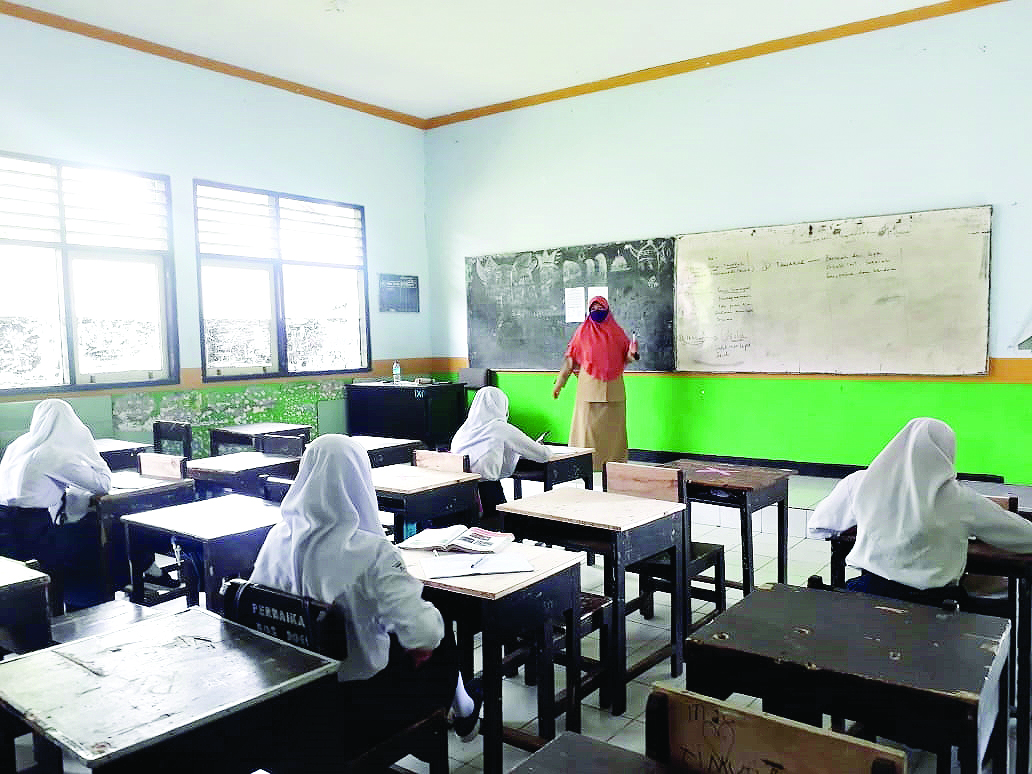 BELAJAR TATAP MUKA: Suasana belajar tatap muka di SMPN 2 Kuripan, Lombok Barat. (dok/lombok post)