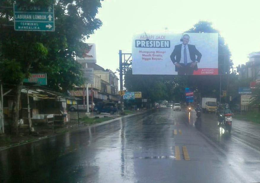 Salah satu billboard “Mimpi Jadi Presiden” Sahroni yang terpasang di wilayah Kota Mataram. Billboard ini menyita perhatian masyarakat. (ist/lombok post)