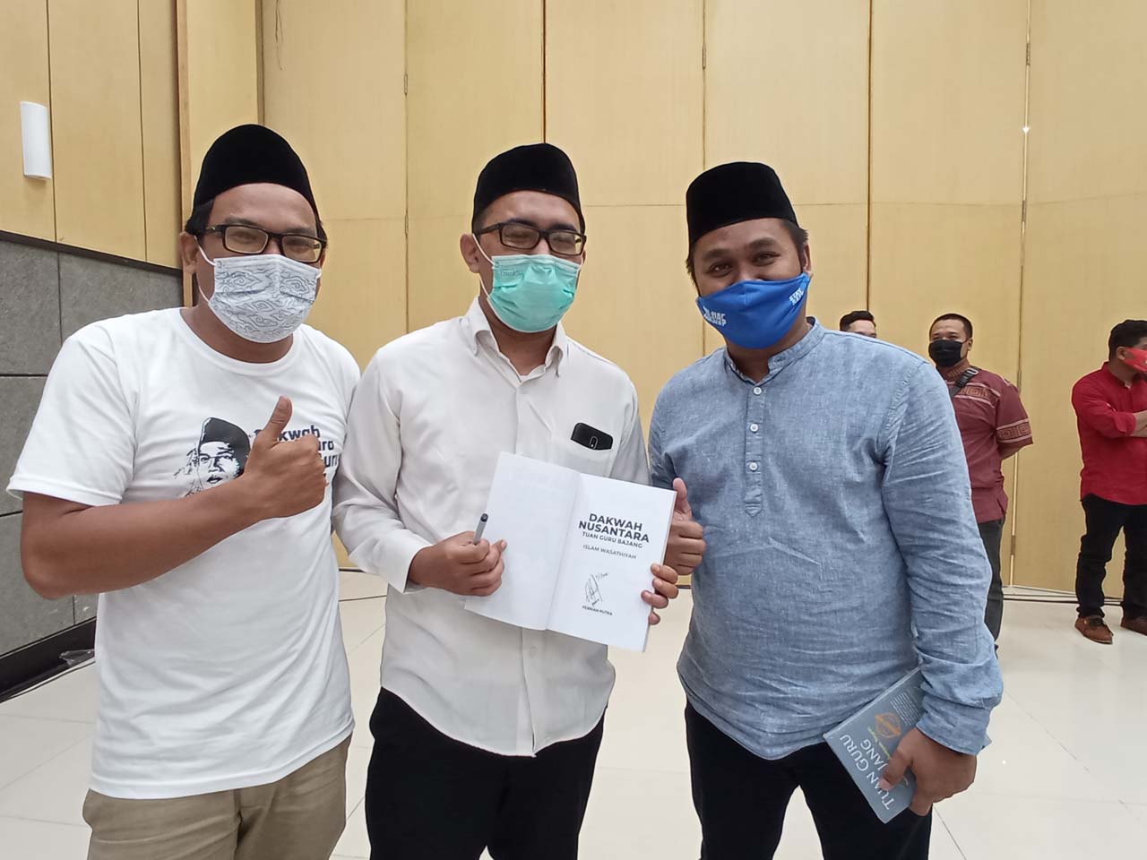 PATUT DIAPRESIASI: Penulis Buku Dakwah Nusantara Febrian Putra (tengah) bersama Direktur Lombok Post Alfian Yusni usai peluncuran buku di Ballroom Islamic Center, Sabtu (16/1/2021) lalu.