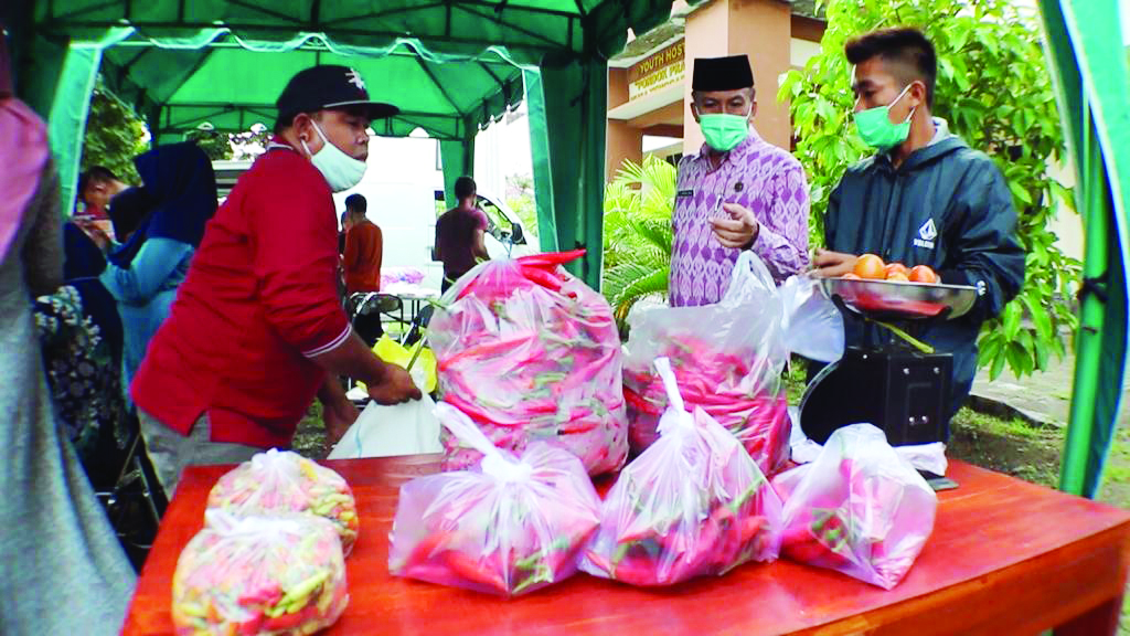 HARGA NAIK: Seorang pedagang cabai merah dan rawit melayani pembeli saat gelaran pangan murah di halaman kantor Dinas Perdagangan NTB, Rabu (20/1). (eka/Lombok post)