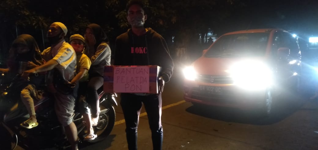 GALANG DANA: Pelatih PON NTB meminta bantuan dana ke masyarakat di Simpang Empat Seruni, Kota Mataram, Jumat (22/1) malam. (agus for lombok post)