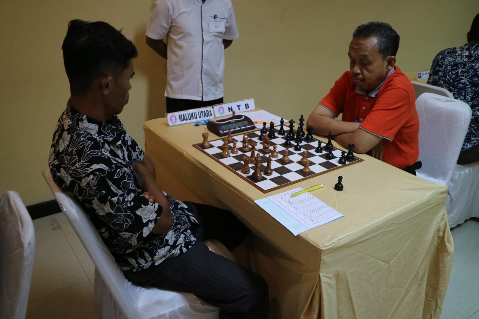 DIPULANGKAN: Atlet catur NTB M Nuh (kanan) saat bertanding, beberapa waktu lalu. Kini atlet-atlet catur NTB dipulangkan ke daerah masing-masing. (Pujo/Lombok Post)