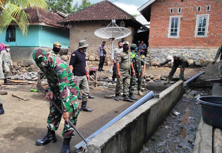 DIBONGKAR: Personel Kodim 1620, Polres dan Satpol PP Loteng saat membongkar arena judi di Dusun Kapit Desa Lekor, Janapria, Sabtu (9/1). (Foto: Dedi/Lombok Post)