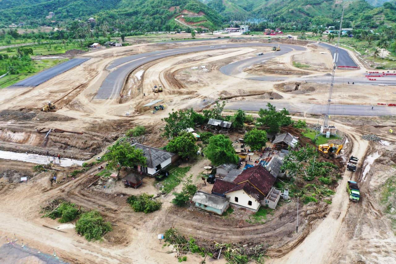 DIRELOKASI: Tampak rumah-rumah warga dilokasi pembangunan sirkuit Mandalika yang direlokasi secara sukarela di Dusun Ujung, Desa Kuta, Kecamatan Pujut, Loteng, Rabu (13/1). (Dedi/Lombok Post)