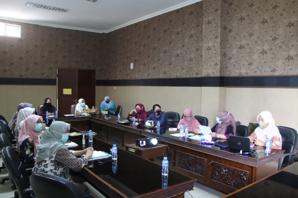 RAPAT KERJA: Pengurus Dharma Wanita Persatuan Lombok Barat membahas program kerja tahun 2021 di ruang rapat Umar Maya, kantor bupati Lombok Barat, Jumat (22/1). (ist/lombok post)