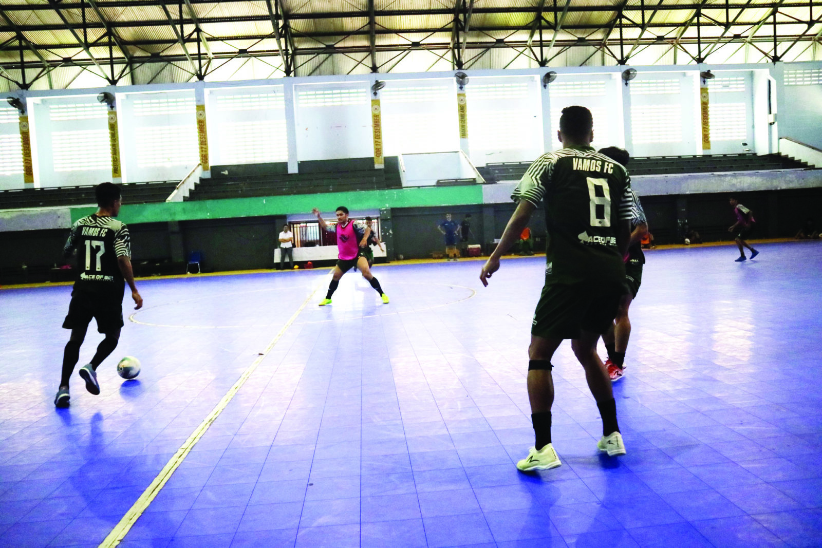 LATIHAN: Pemain Vamos Mataram menjalani latihan di GOR 17 Desember Mataram, beberapa waktu lalu. (dok/Lombok post)