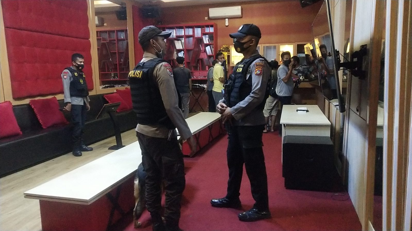 PERKUAT BUKTI: Tim Khusus Ditresnarkoba bersama tim K-9 Polda NTB menggeledah ruang karaoke khusus di rumah Mandari di Selagalas, Mataram, Rabu (6/1) malam. (harli/lombok post)