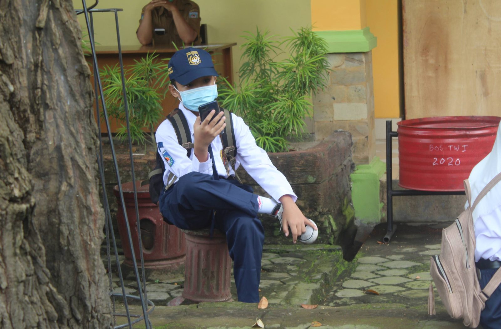 MAIN HAPE: Siswa SMPN 1 Mataram, menghubungi orang tua untuk menjemputnya, Selasa (19/1).