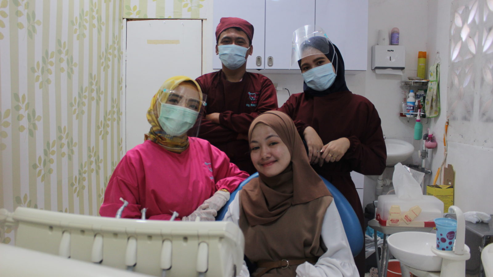 SENYUM SEHAT: Eva Yolanda LIDA 2020 (kanan) usai melakukan perawatan gigi dan mulut di Sakra, Lombok Timur, akhir tahun lalu.