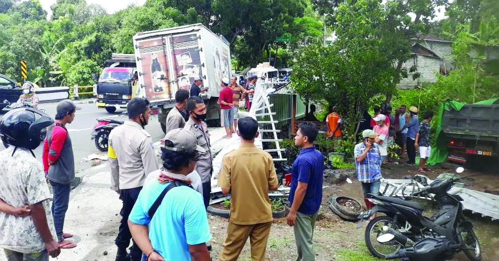 JADI TONTONAN: Kasus kecelakaan antara mobil truk dengan mobil boks di jembatan Dusun Pemepek Desa Pemepek, Pringgarata Loteng ini jadi tontonan warga dan pengendara lain, Senin (4/1). (dedi/lombok post)
