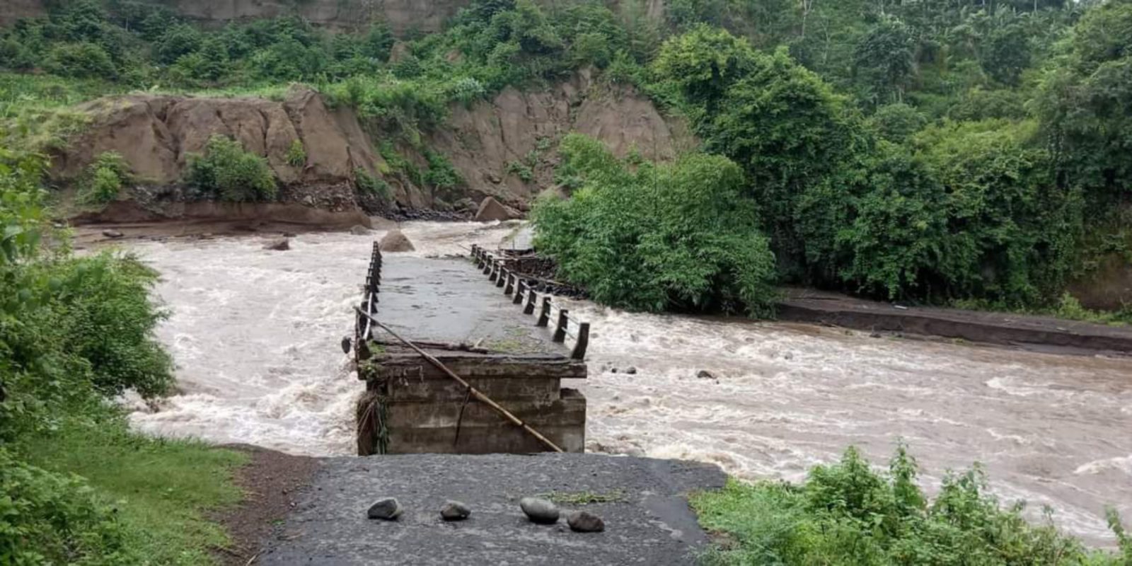 KEMBALI PUTUS: Kondisi jembatan penghubung antara Desa Gumantar dan Desa Selengen Kecamatan Kayangan yang kembali putus di bagian timur dan baratnya akibat banjir bandang, Sabtu lalu (30/1).