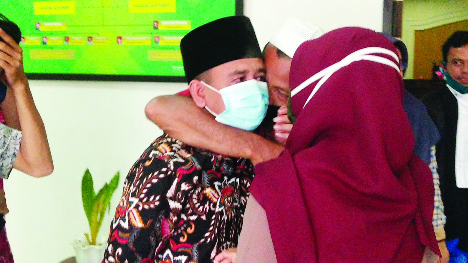 BELUM BERNAPAS LEGA: Terdakwa kasus pungli dana BLT di Desa Bukit Tinggi Ahmad Muttakin menangis dipeluk keluarganya saat divonis bebas di PN Tipikor Mataram, Selasa (5/1) lalu. (harli/lombok post)