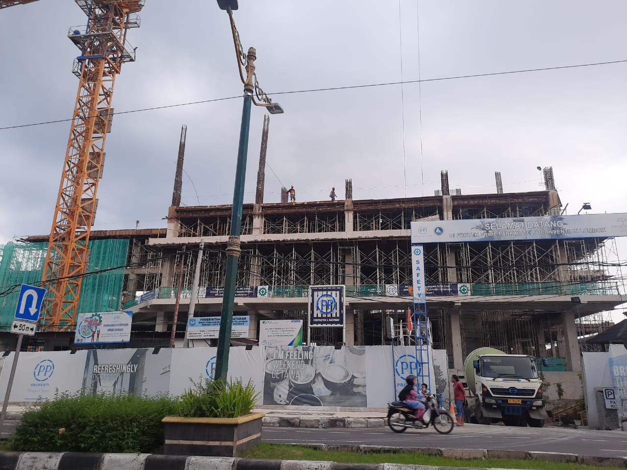 PROSES PEMBANGUNAN: Salah satu proyek yang masih dalam tahap pembangunan, di Jalan Udayana, Mataram, beberapa waktu lalu.