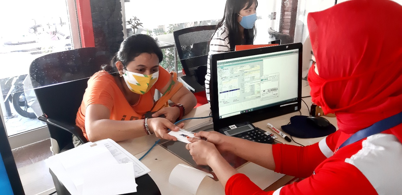 PELAYANAN MAKSIMAL: Karyawan JNE Mataram melayani pelanggan yang hendak mengirim paket ke luar kota,  (28/1).