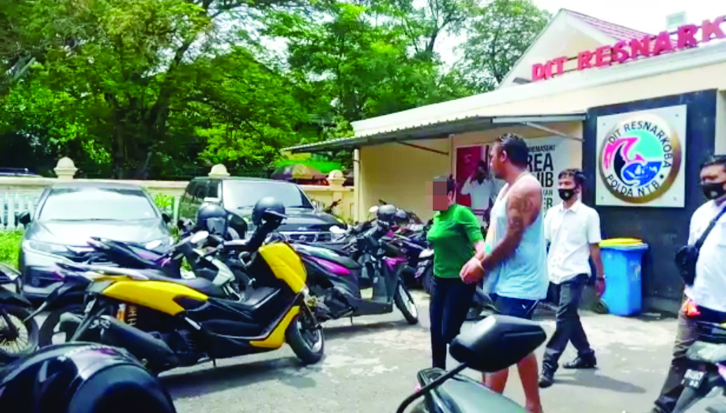 BANDAR BESAR: Terduga bandar sabu Mandari (kiri) digiring ke mobil tahanan Ditresnarkoba Polda NTB usai diperiksa Selasa (5/1) lalu. (harli/lombok post)