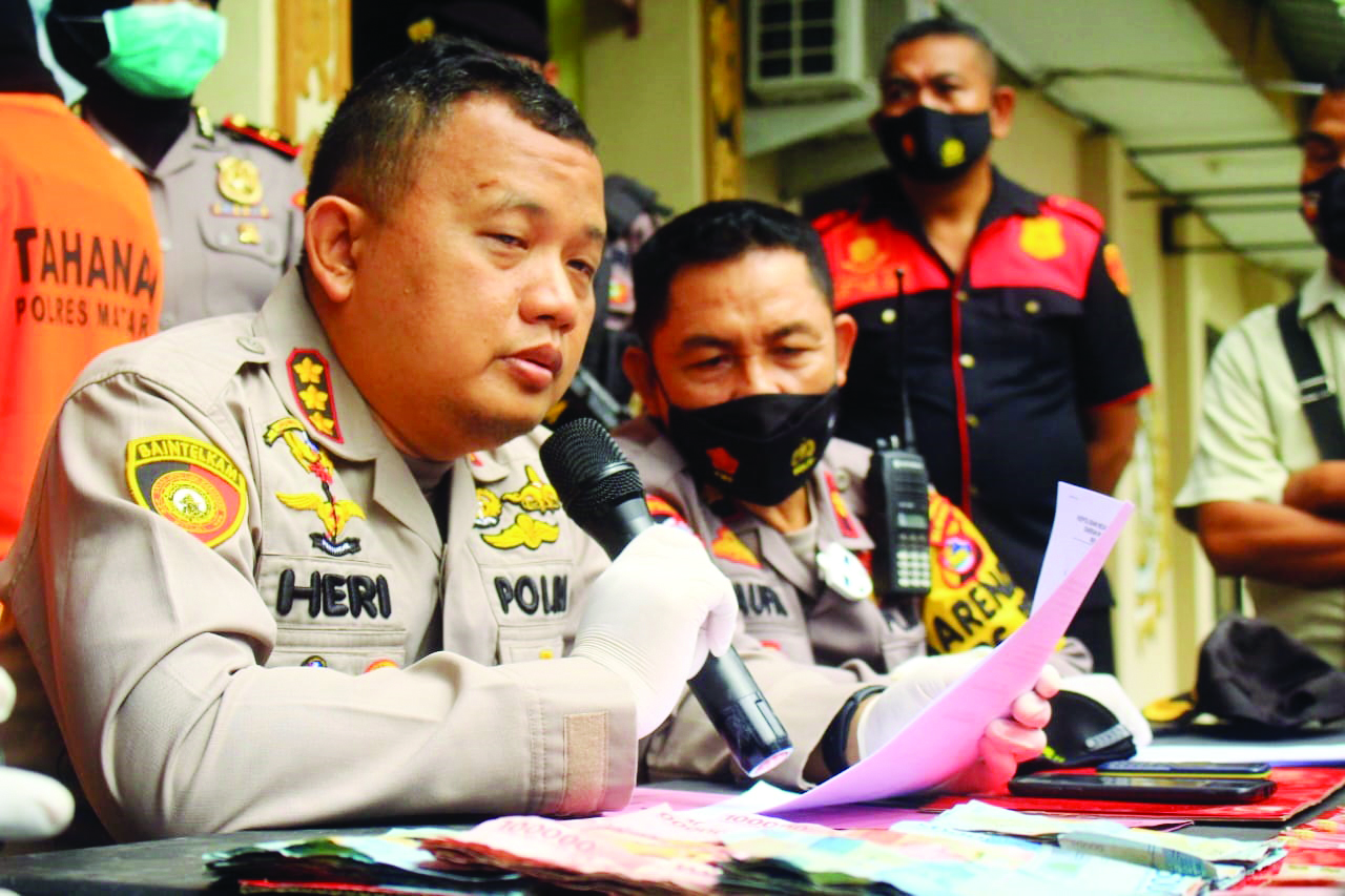 DIMUTASI: Kapolresta Mataram Kombes Pol Heri Wahyudi (kiri) memberikan keterangan pers terkait penangkapan jaringan pengedar narkoba, Jumat (8/1/2022). (Dok/Lombok Post)