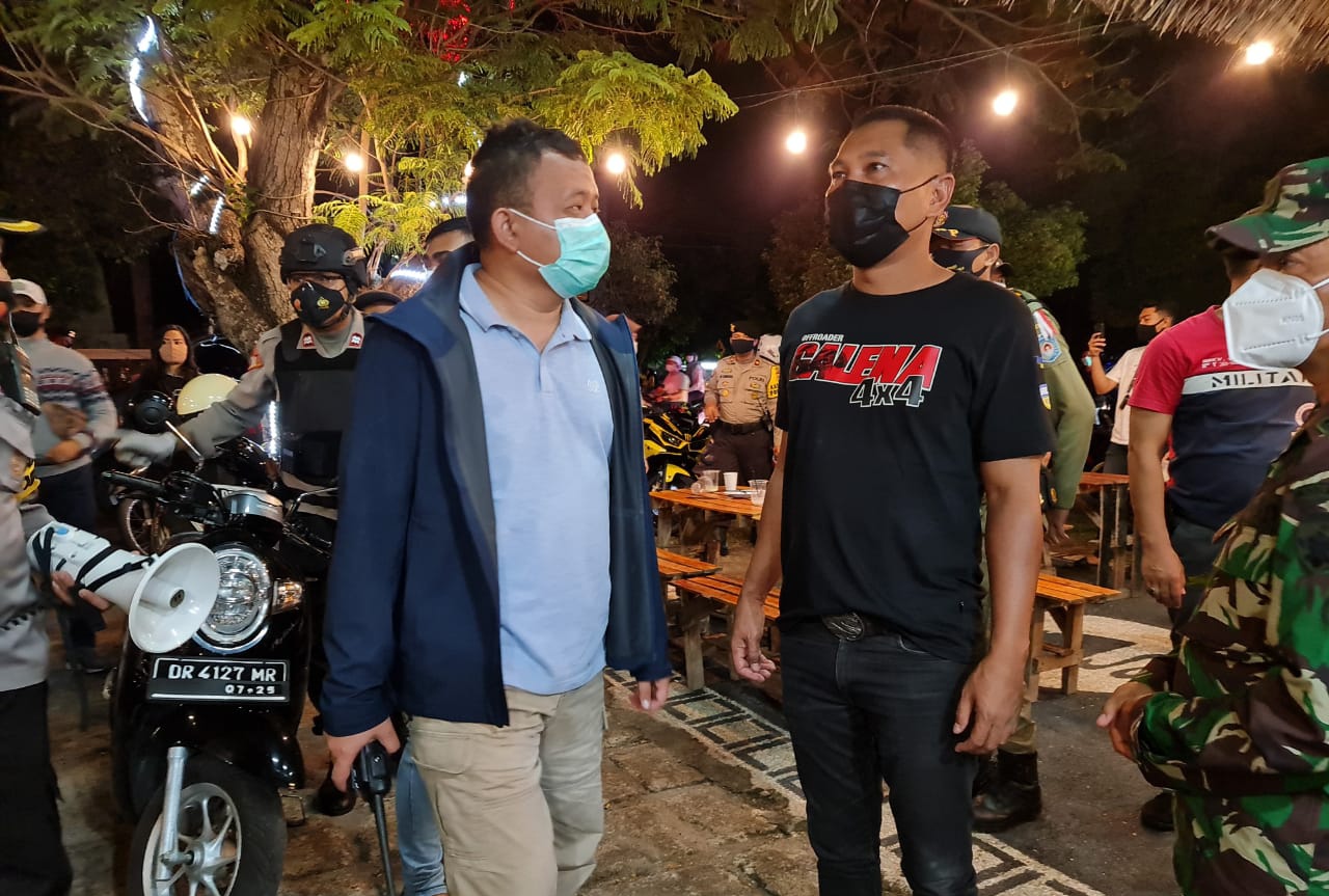 TRACING: Kapolresta Mataram Kombespol Heri Wahyudi (kiri) didampingi Direktur RSUD Kota Mataram dr. HL Herman Mahaputra (kanan) saat turun melakukan opgab rapid antigen, Sabtu malam (23/1/2021).