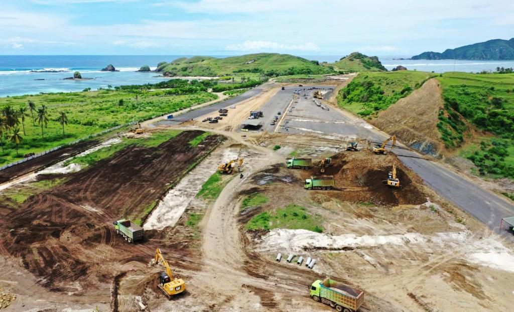 PEMBANGUNAN SIRKUIT: Tampak alat-alat berat terus bergerak membangun sirkuit di KEK Mandalika di Desa Kuta dan sekitarnya di Kecamatan Pujut, Loteng, Kamis (14/1). (Foto: Dedi/Lombok Post)