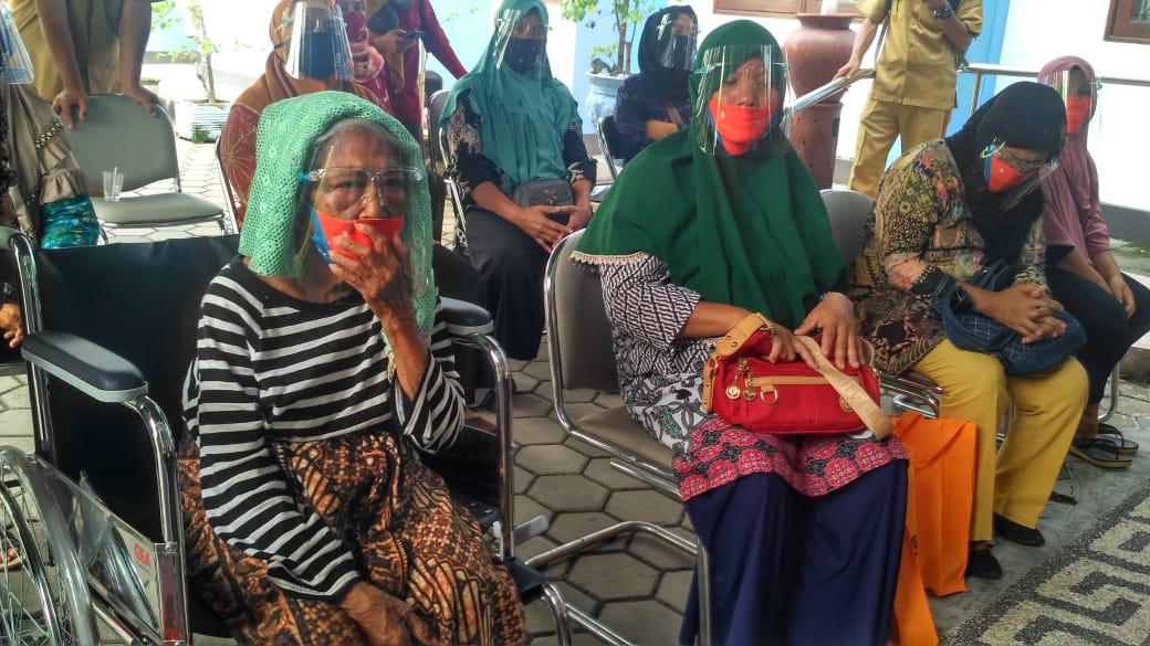 DAPAT BANTUAN: Sejumlah warga penerima manfaat menghadiri acara penyerahan bansos secara virtual di kantor Dinas Sosial NTB, Senin (4/1). (Foto: Didit/Lombok Post)