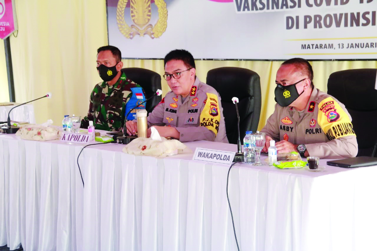 LAWAN COVID-19: Kapolda NTB Irjen Pol Muhammad Iqbal (tengah) bersama Wakapolda Brigjen Pol Asby Mahyuza (kanan) serta Danrem 162/WB Brigjen TNI Ahmad Rizal Ramdhani memimpin rapat koordinasi untuk penanganan Covid-19 dan persiapan pelaksanaan vaksinasi d