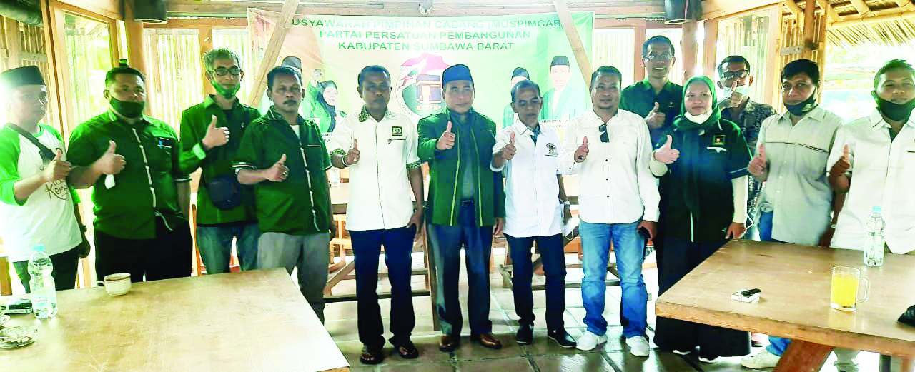BERI DUKUNGAN: Ketua DPC PPP KSB Amiruddin Embeng bersama pengurus anak cabang (PAC) menyatakan dukungan  untuk H Muzihir sebagai Ketua DPW PPP NTB. (ist)