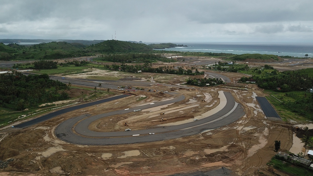 TERUS DIKEBUT: Tampak foto udara pembangunan Sirkuit Mandalika di Lombok Tengah, belum lama ini. Pembangunan ditargetkan rampung pertengahan tahun ini. (Ivan/Lombok Post)