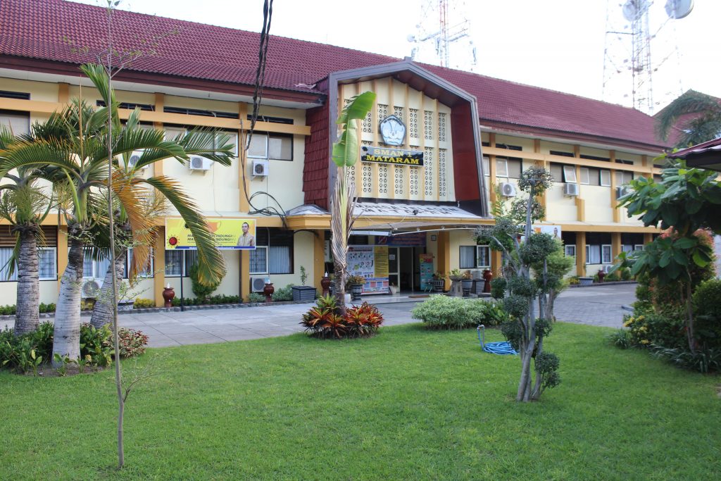 SUDAH BUKA: Bagian depan SMAN 1 Mataram yang tampak lengang,  (15/1). Sekolah ini telah kembali dibuka, setelah sebelumnya sempat dihentikan sementara akibat kasus Korona siswa.