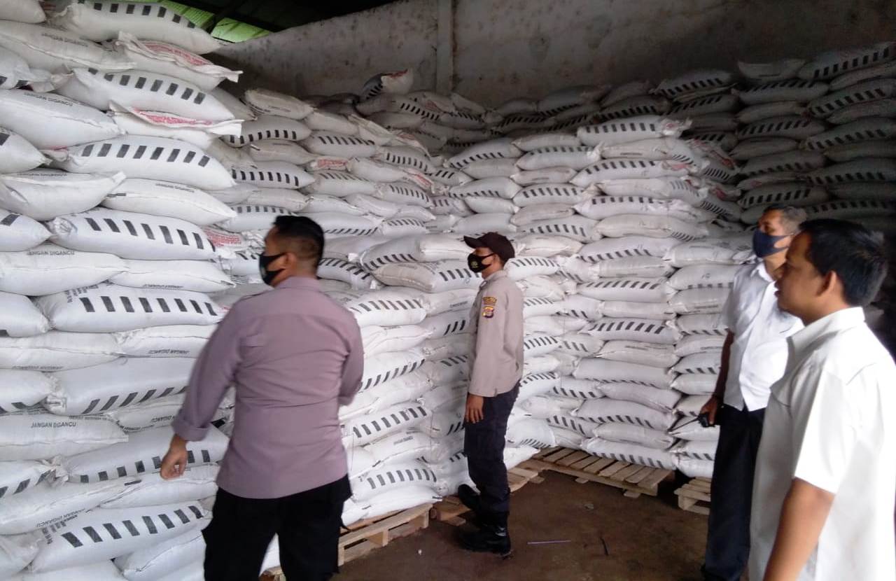 STOK PUPUK: Personel Polsek Kopang saat mengawasi stok pupuk bersubdisi di salah satu gudang di Desa Kopang Rembiga, Kecamatan Kopang, Loteng, Kamis (21/1). (Foto: Dedi/Lombok Post)