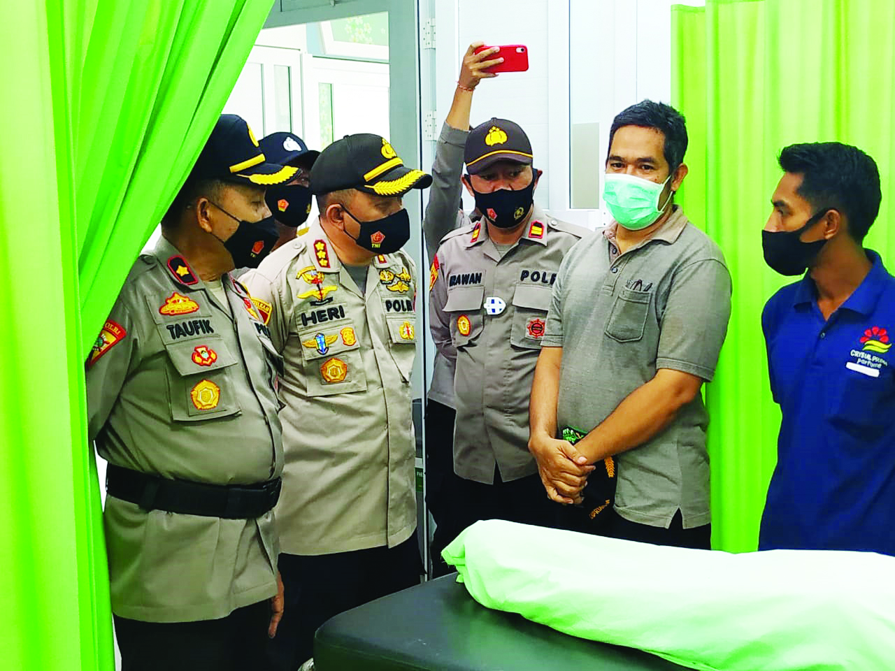 SAMBANGI KORBAN TENGGELAM: Kapolresta Mataram Kombes Pol Heri Wahyudi (dua dari kiri) melihat kondisi korban tenggelam di Puskesmas Gunungsari, Rabu (6/1). (polresta mataram for lombok post)