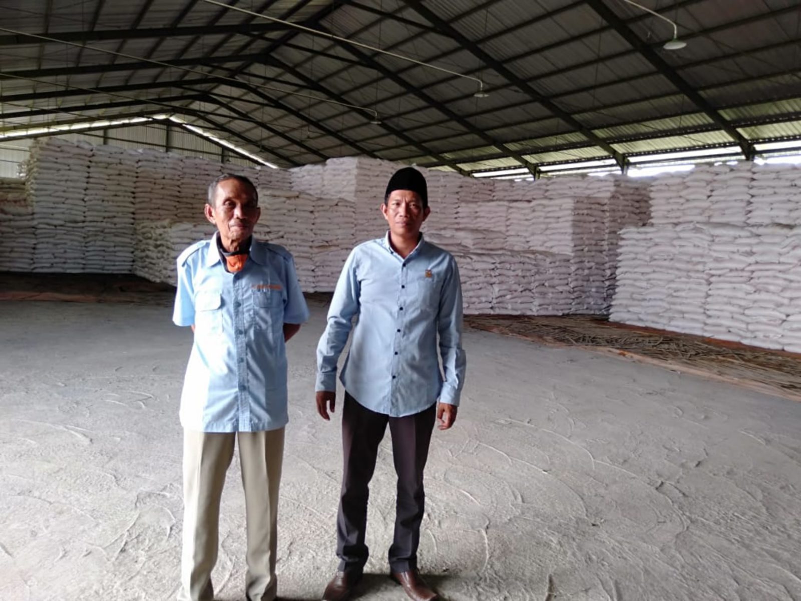 TINJAU STOK: Wakil Ketua Komisi II DPRD KLU Hakamah (kanan) didampingi distributor pupuk saat peninjauan stok pupuk, di Kecamatan Kayangan, akhir pekan lalu.
