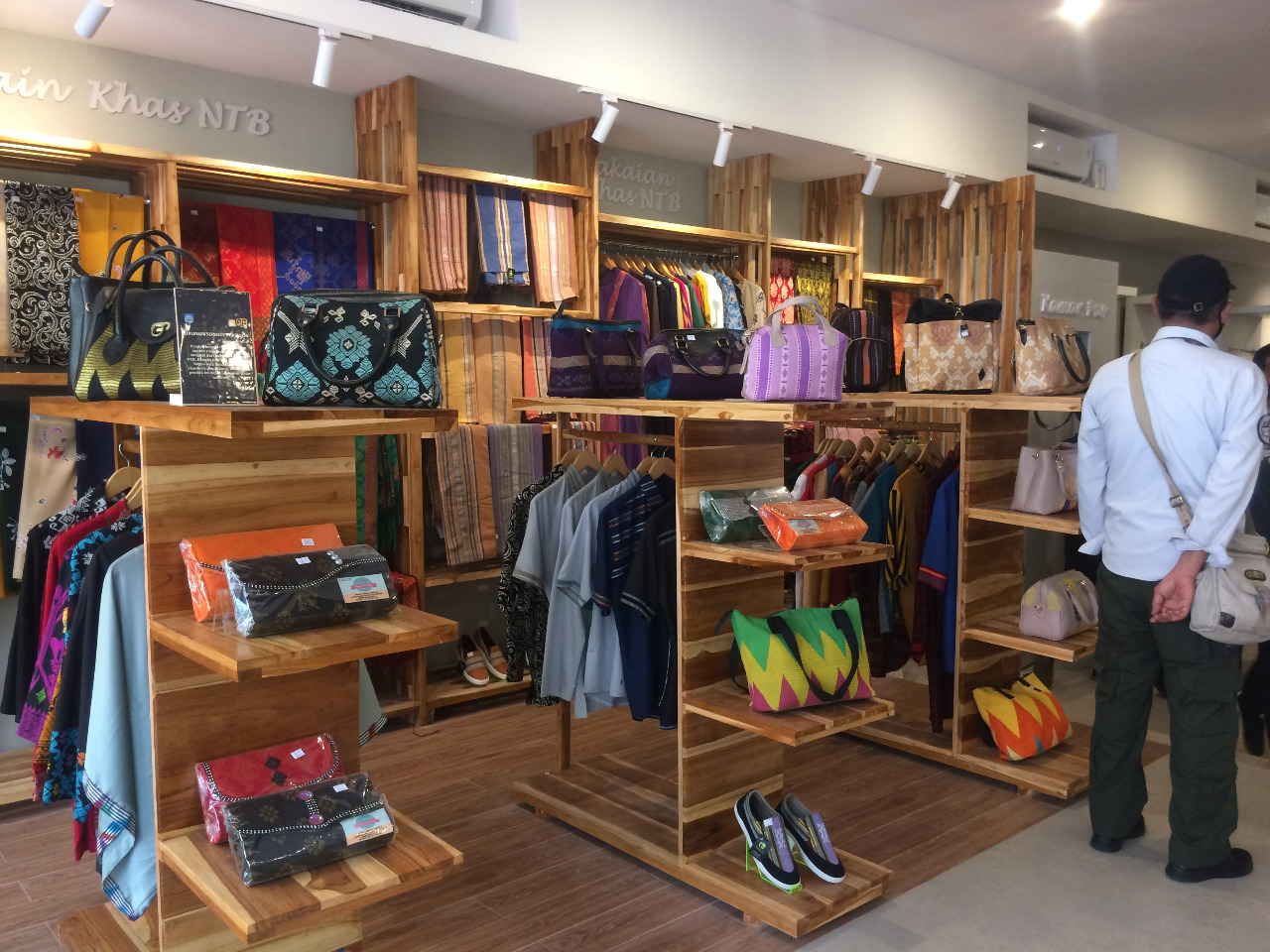 KUALITAS TINGGI: Sejumlah produk UMKM yang dipajang di NTB Mall. Produk lokal UMKM se-NTB diharapkan bisa melapak di kawasan KEK Mandalika selama perhelatan MotoGP mendatang.