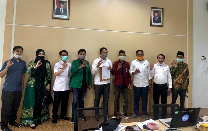 MITRA STRATEGIS: Pihak UMMAT dan Dinas LHK NTB usai pembahasan konsep perjanjian untuk implementasi NTB hijau dan program zero waste, Rabu (30/12).