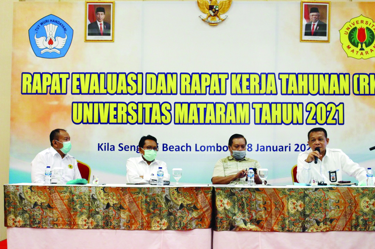 RAPAT KERJA TAHUNAN: Rektor Unram Prof H Lalu Husni (kiri) memimpin rapat kerja tahunan, di salah satu hotel di Senggi, Kamis (7/1).