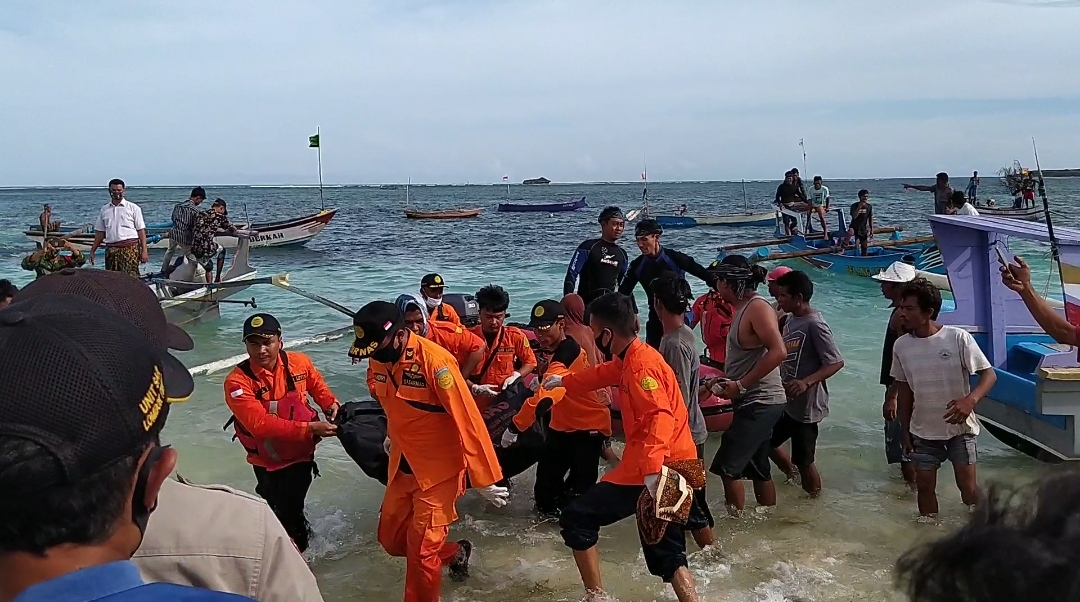 DITEMUKAN: Tim SAR Lotim bersama anggota Polsek Jerowaru dibantu warga mengevakuasi jenazah Nurudin di pantai Semerang, Desa Seriwe, Kecamatan Jerowaru, Kamis (14/1). (Foto: Suandi for Lombok Post)