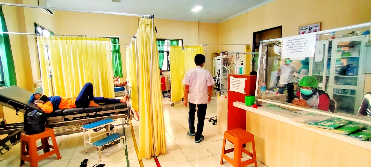 TUNGGU LAYANAN: Beberapa petugas IGD menunggu layanan di IGD RSUD Awet Muda Narmada, Senin (11/1/2021).