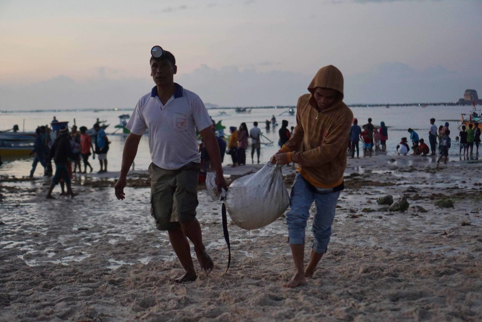 UNTUK SEMENTARA DITIADAKAN: Sejumlah warga terlihat memenuhi pantai Tampah Boleq, Kaliantan di Desa Seriwe, Kecamatan Jerowaru saat pesta bau nyale tahun lalu. (Foto: Dok Lombok Post)